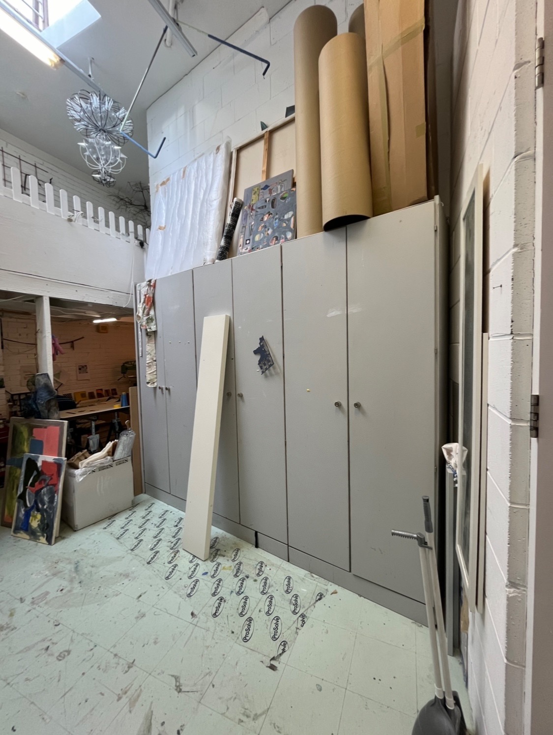 Cosy studio in Finsbury Park, sharing with two artist (painter and sculptor). The space includes big cabinets, heating on all winter, a reception (someone to collect parcels during the week), doorbell with intercom, skylight that can open and close, plugs, shared toilets, inside bike parking and shared kitchen (with fridge, microwave and kettle). £275/m (£825/m split by three people) includes bills. No wifi but you can pay extra for it (we just chose not to). Building open times are 7am - 10pm Monday - Sunday. Within the building there are artists, jewelry, architects, photographers and small businesses. It’s about a 10 minute walk from Finsbury Park station. Any questions or if you’d like to see the spaces email myself, Alice! photo 4