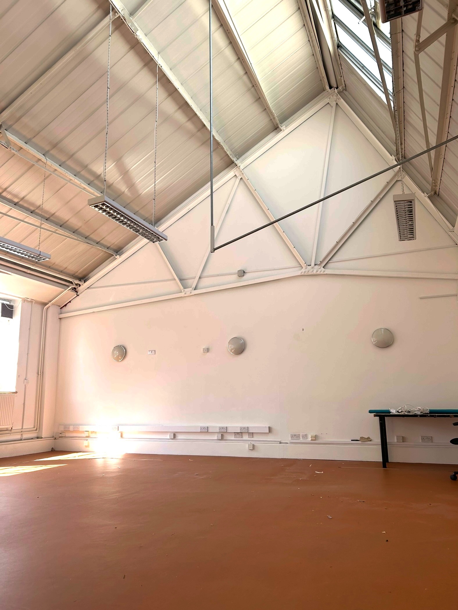 Tannery Arts: Large studio with high ceiling available immediately at in Oval. The building has a communal kitchen and large messy sink for washing brushes. photo 4