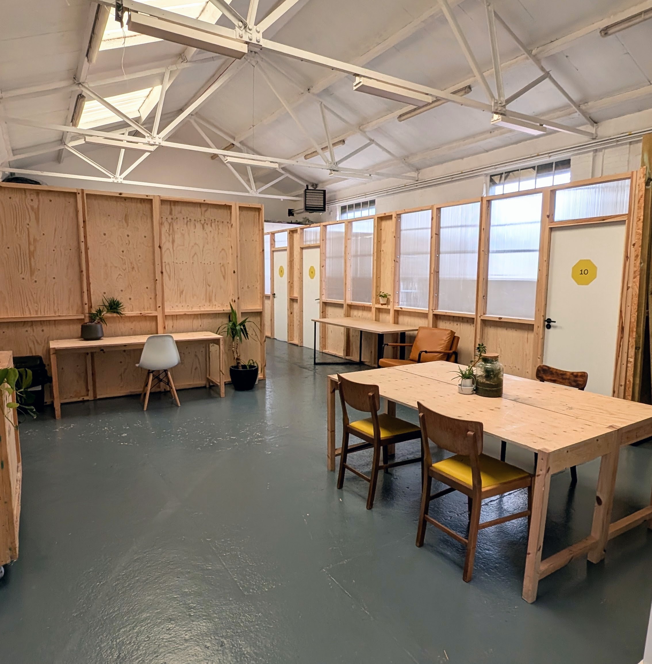 A bright spacious ground floor studio in Tottenham (available to share). Offers friendly community of creatives, bright communal area and a makers' yard (available to use upon a safety induction). Rent includes wifi, regular cleaning in the communal area and all utilities except electricity. Join a network of practicing artists and makers in a supportive, professional environment. photo 3