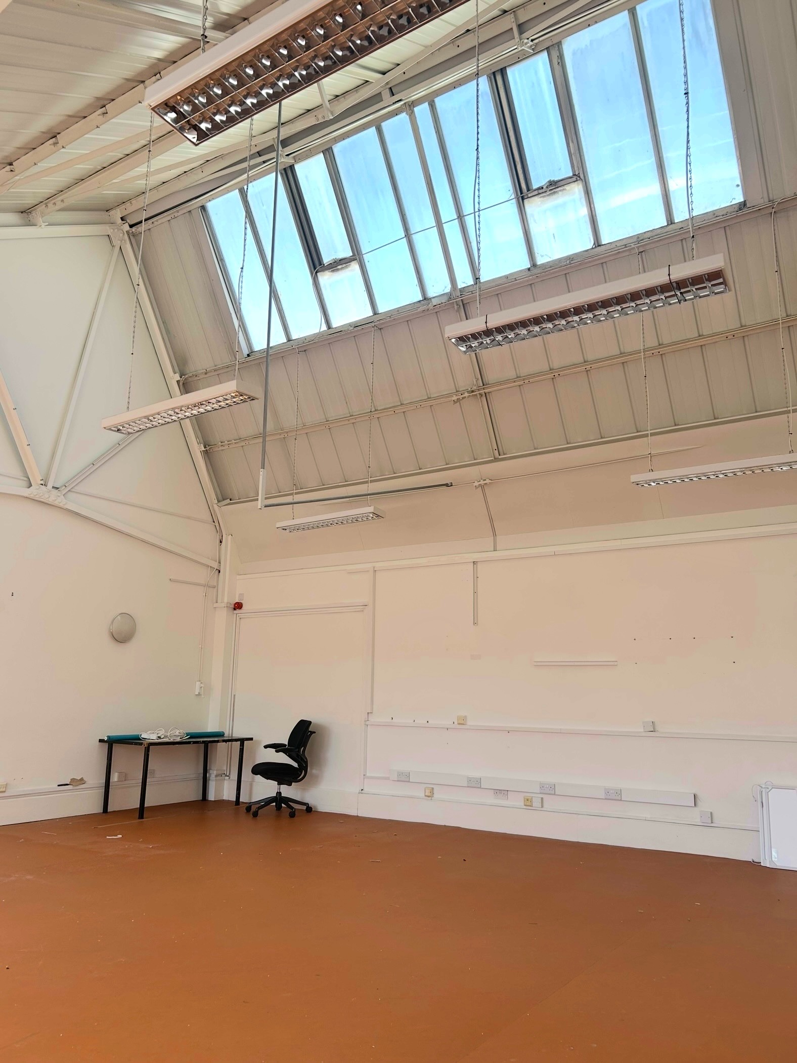 Tannery Arts: Large studio with high ceiling available immediately at in Oval. The building has a communal kitchen and large messy sink for washing brushes. photo 3