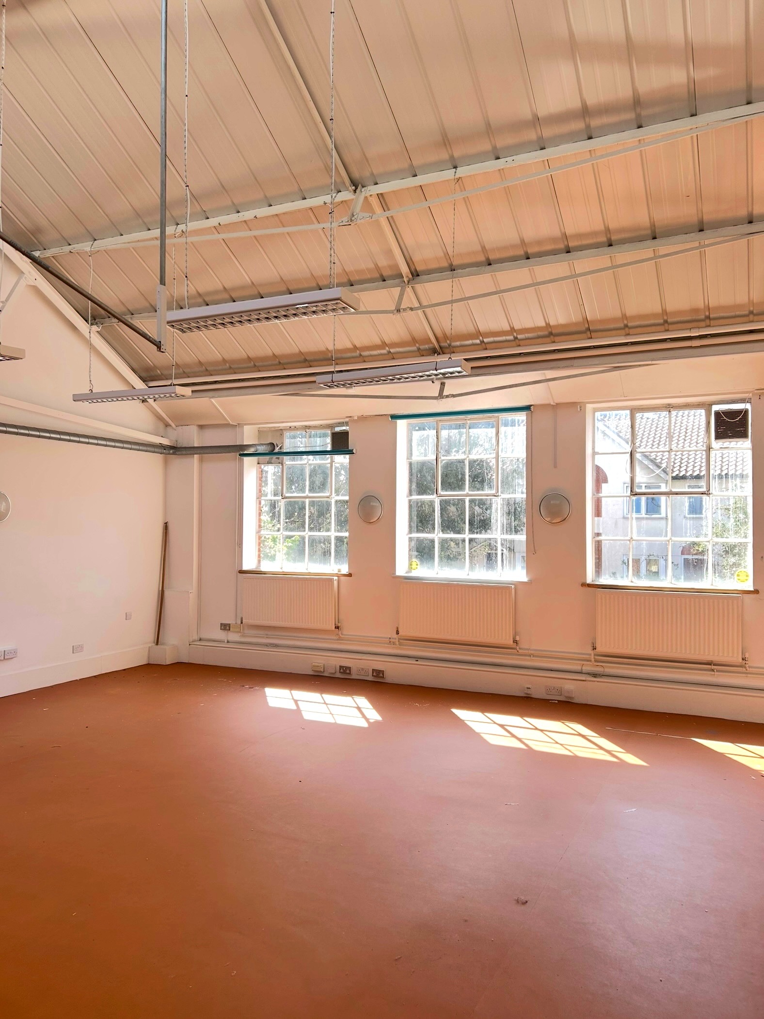 Tannery Arts: Large studio with high ceiling available immediately at in Oval. The building has a communal kitchen and large messy sink for washing brushes. photo 2