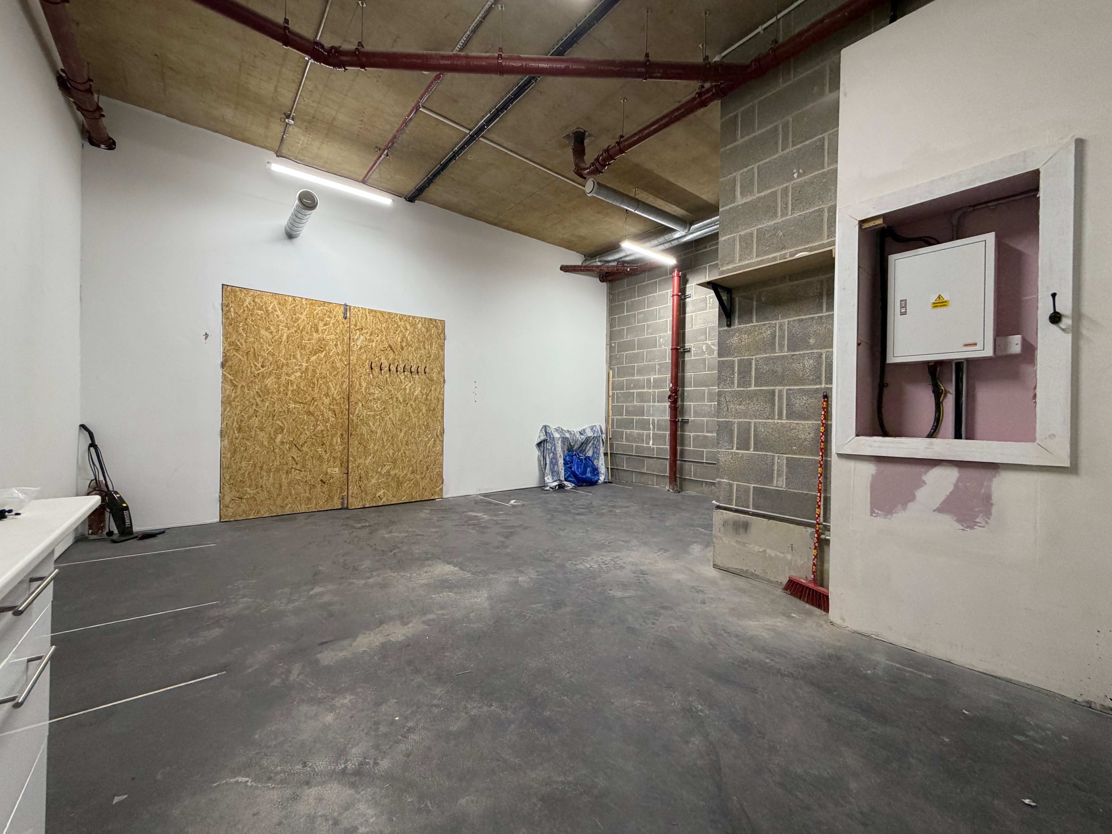 Ground floor studio with 5m high ceilings, 5 mins walk from Hackney Wick Station photo 2