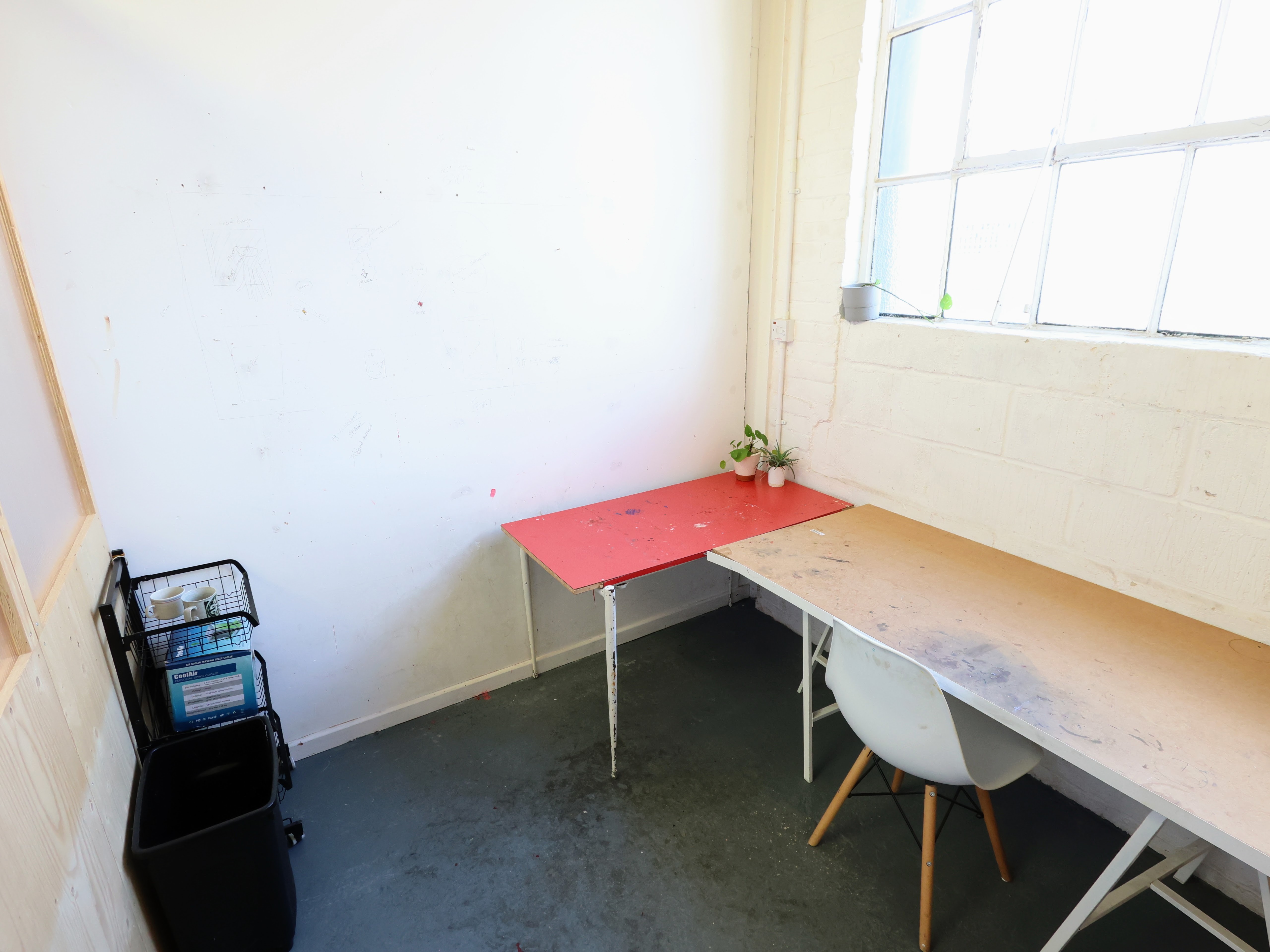 A bright ground floor studio in Tottenham - offers friendly community of creatives, bright communal area and a makers' yard (available to use upon a safety induction). Rent includes wifi, regular cleaning in the communal area and all utilities except electricity. Join a network of practicing artists and makers in a supportive, professional environment. photo 3