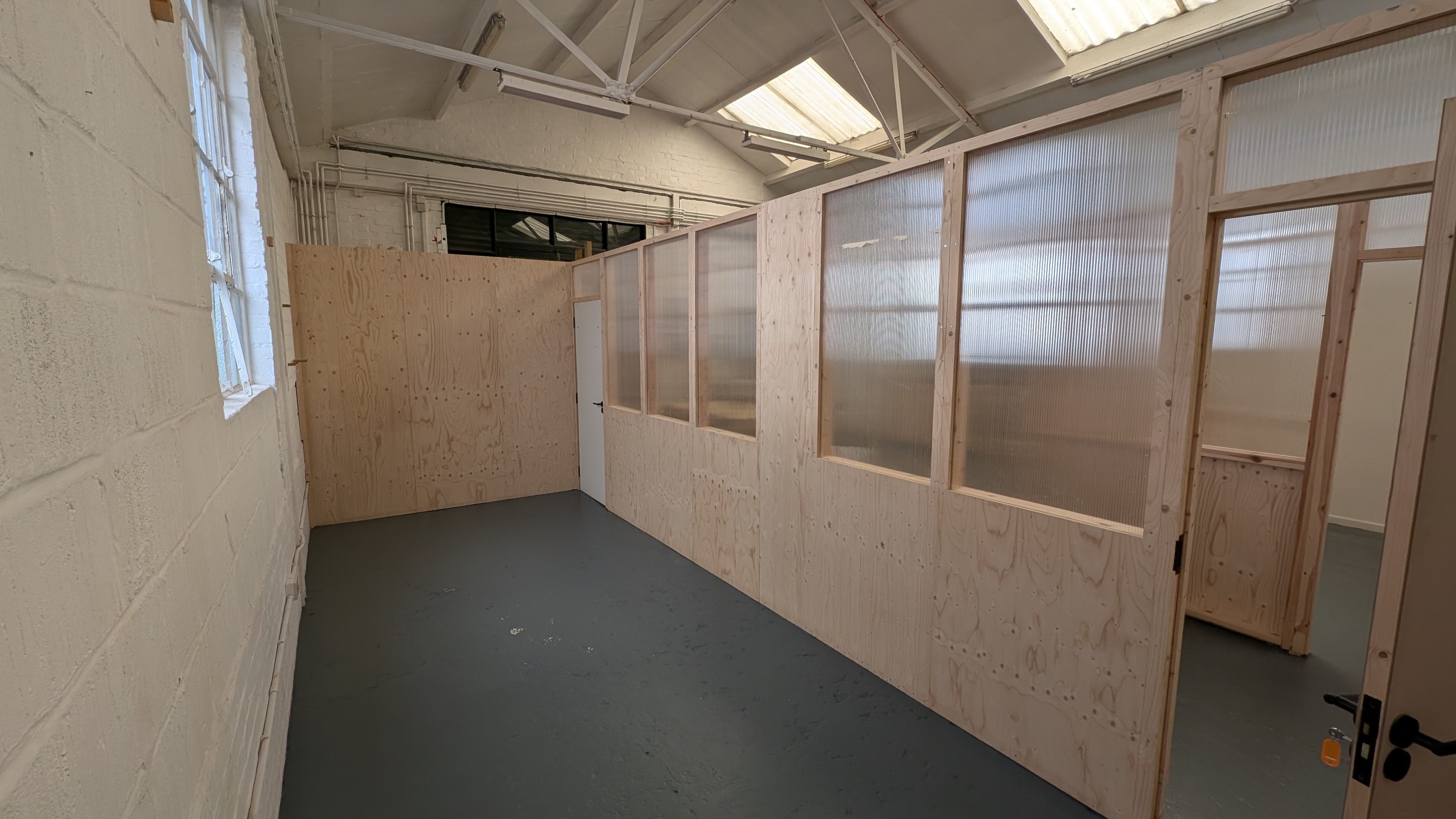 A bright spacious ground floor studio in Tottenham (available to share). Offers friendly community of creatives, bright communal area and a makers' yard (available to use upon a safety induction). Rent includes wifi, regular cleaning in the communal area and all utilities except electricity. Join a network of practicing artists and makers in a supportive, professional environment. photo 4