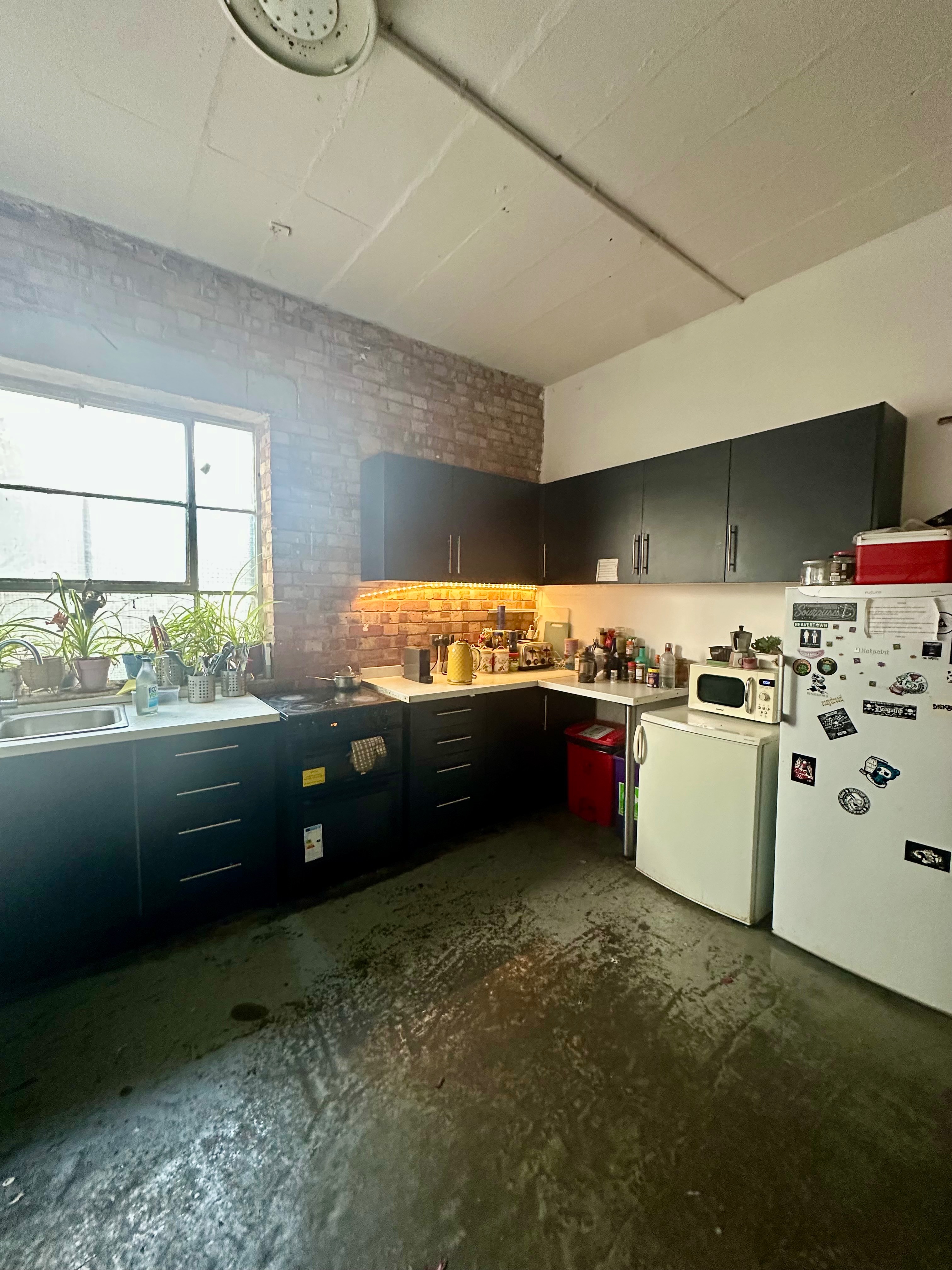 Desk available in shared studio, N15 photo 3
