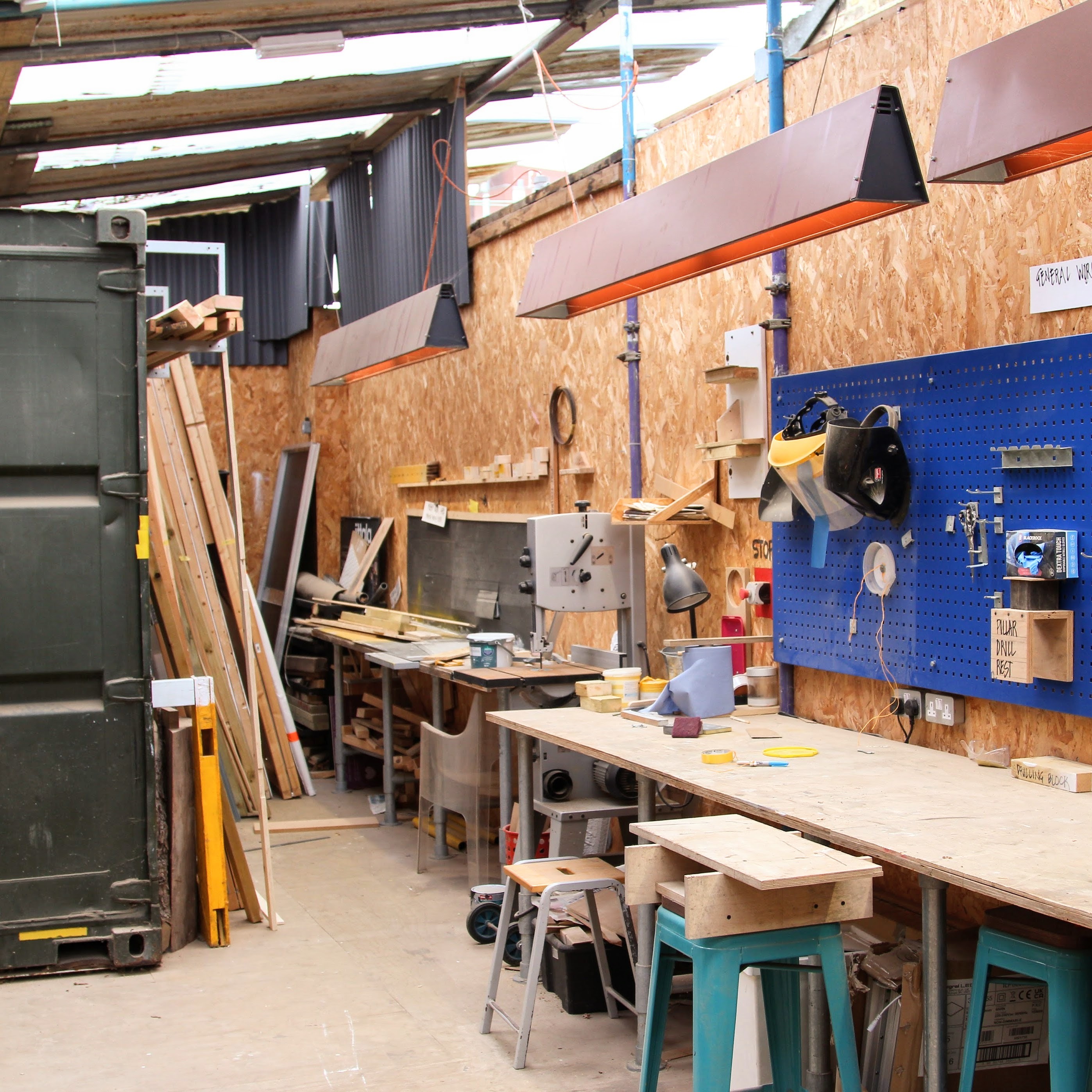 A ground floor studio in Tottenham (available to share). Offers friendly community of creatives, bright communal area and a makers' yard (available to use upon a safety induction). Rent includes wifi, regular cleaning in the communal area and all utilities except electricity. Join a network of practicing artists and makers in a supportive, professional environment. in North London