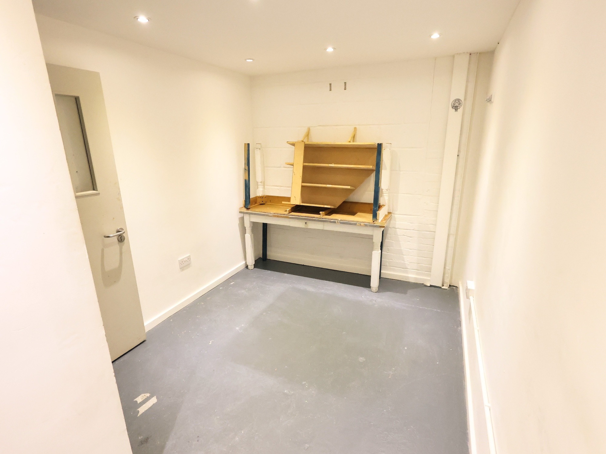 A ground floor studio in Tottenham (available to share). Offers friendly community of creatives, bright communal area and a makers' yard (available to use upon a safety induction). Rent includes wifi, regular cleaning in the communal area and all utilities except electricity. Join a network of practicing artists and makers in a supportive, professional environment. photo 4