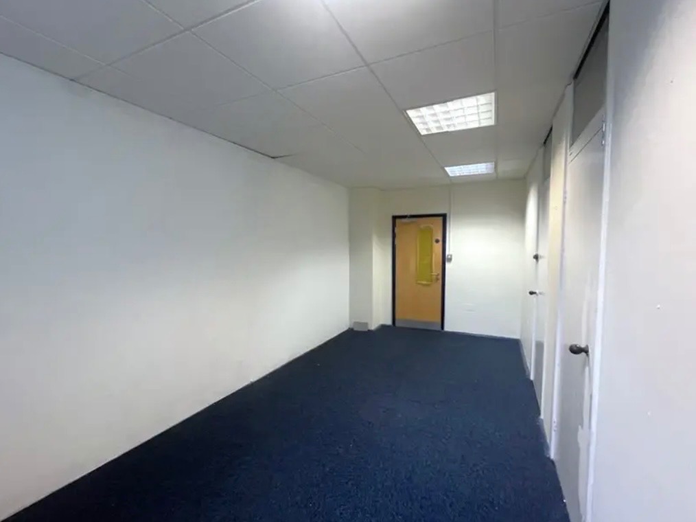 share studio with one person (oil painter). The building has 3 floors of studios, each floor with bathrooms and separate sink for brushes, kitchen and has a gallery space . The building can only accomodate fine arts and designer makers practices s photo 2