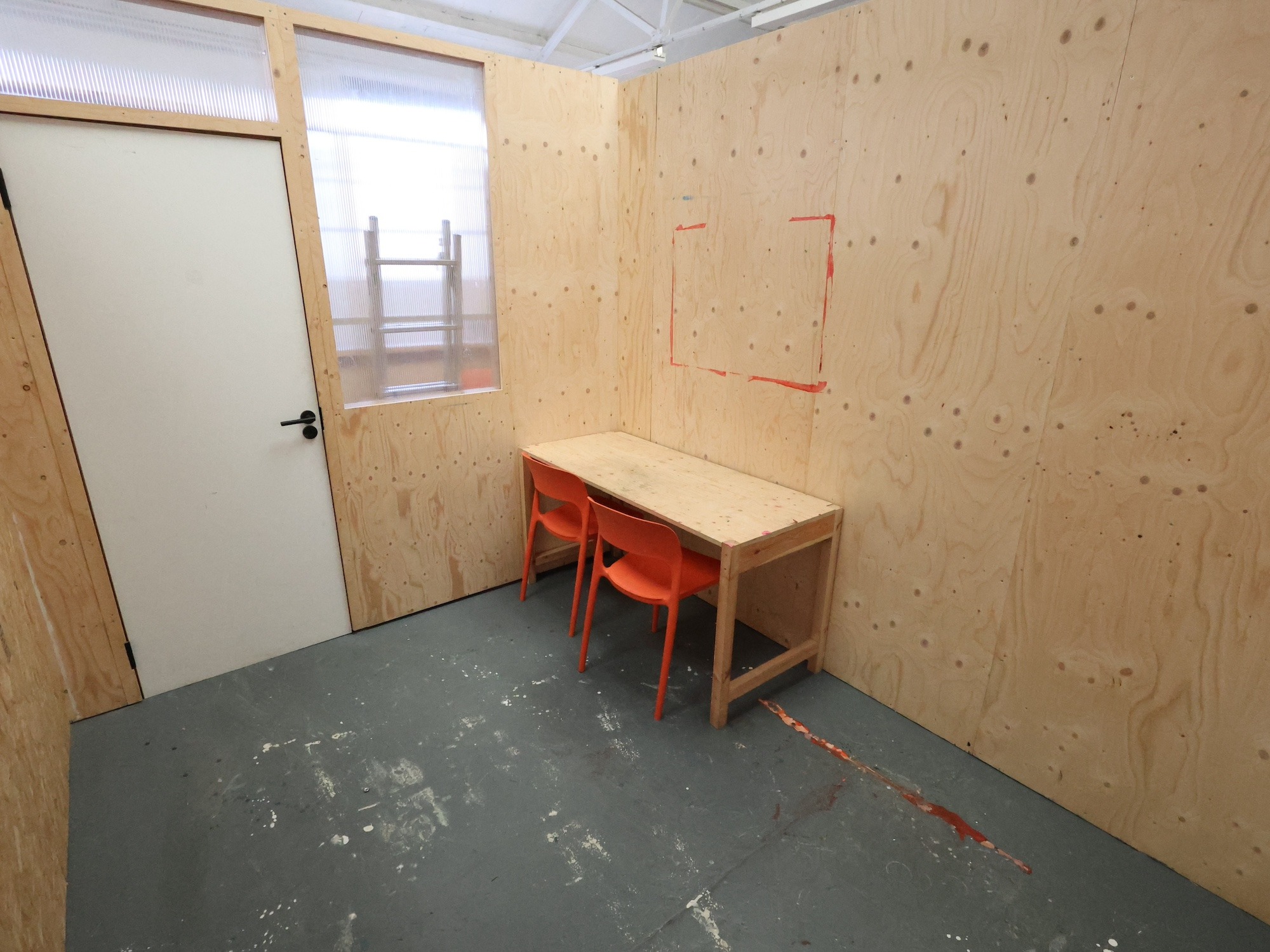 A ground floor studio in Tottenham. Offers friendly community of creatives, bright communal area and a makers' yard (available to use upon a safety induction). Rent includes wifi, regular cleaning in the communal area and all utilities except electricity. Join a network of practicing artists and makers in a supportive, professional environment. in North London