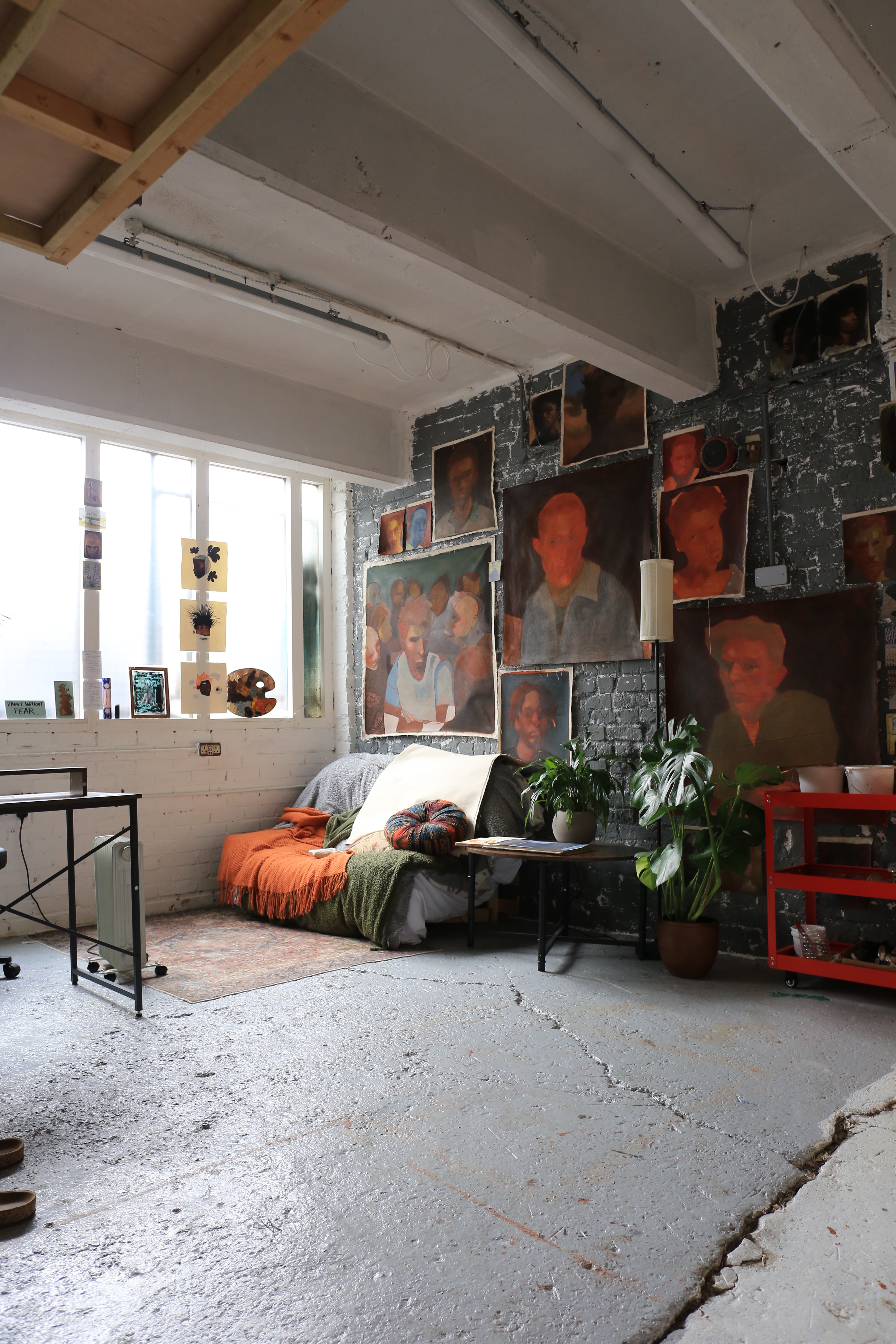 160 sq ft studio , large windows , natural light , April 1st. Haringey. photo 4