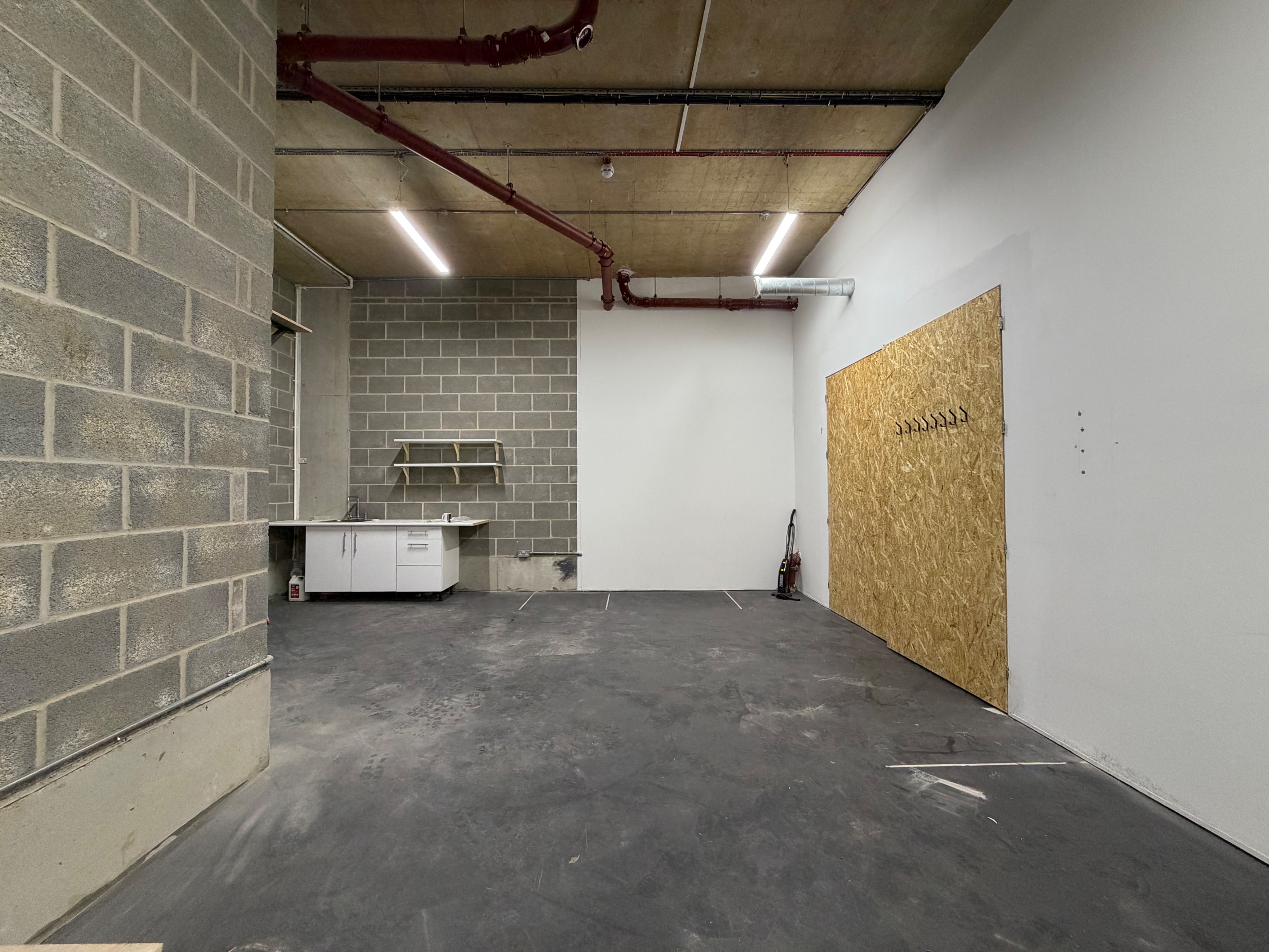 Ground floor studio with 5m high ceilings, 5 mins walk from Hackney Wick Station in East London