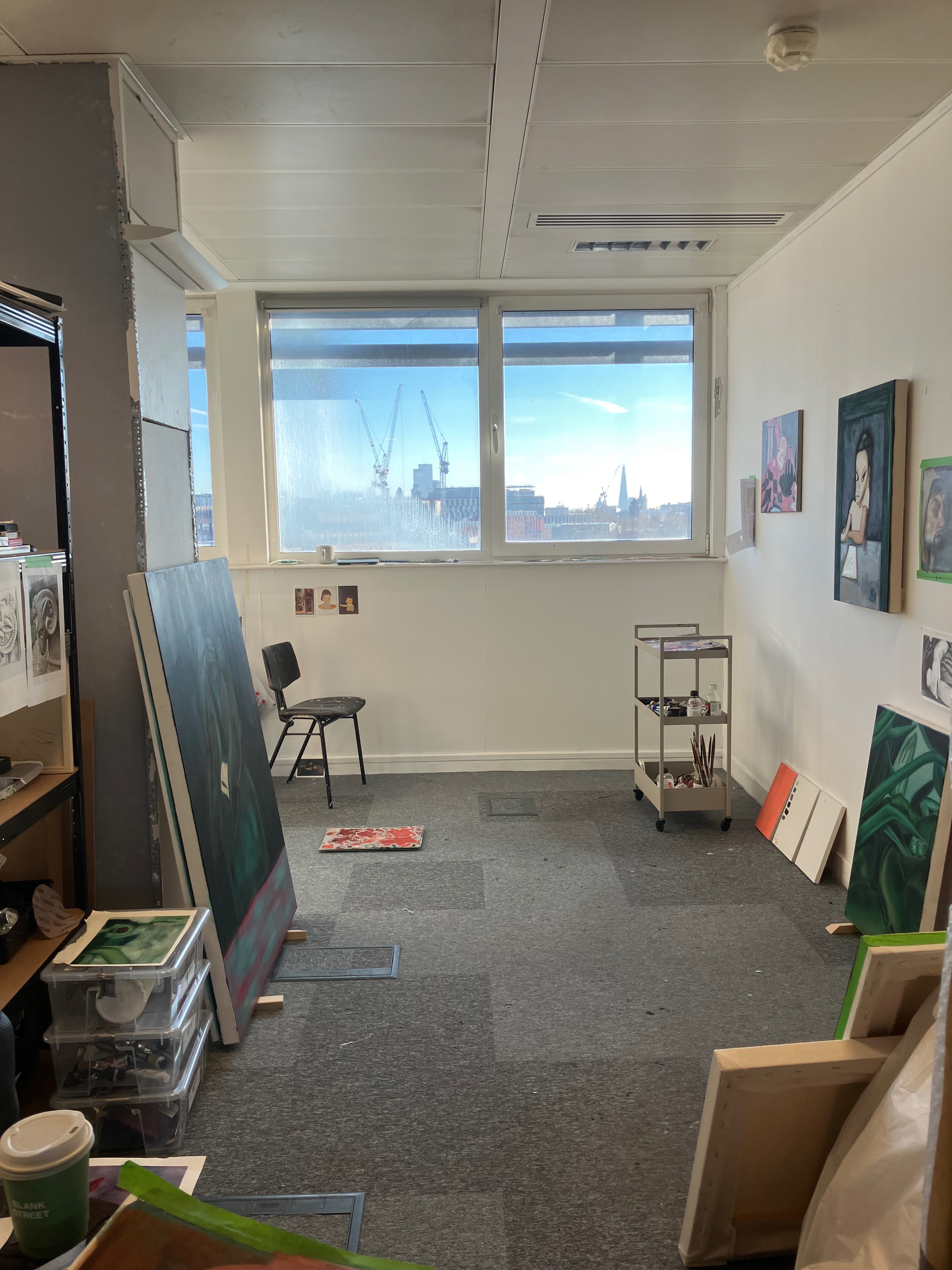 A bright and peaceful artist studio is available to sublet in the heart of Camden for 3+ months, with the possibility to extend. 24hr Access. The studio is filled with lots of natural light, making it an inspiring space to create, and it’s wonderfully quiet, despite being centrally located. You’ll be based in a vibrant building surrounded by a friendly community of fellow artists, perfect for both focus and connection. Move in ASAP. ✨ Flexible options: Half studio: £220 Full studio: £440 ✔️ All bills included in North London