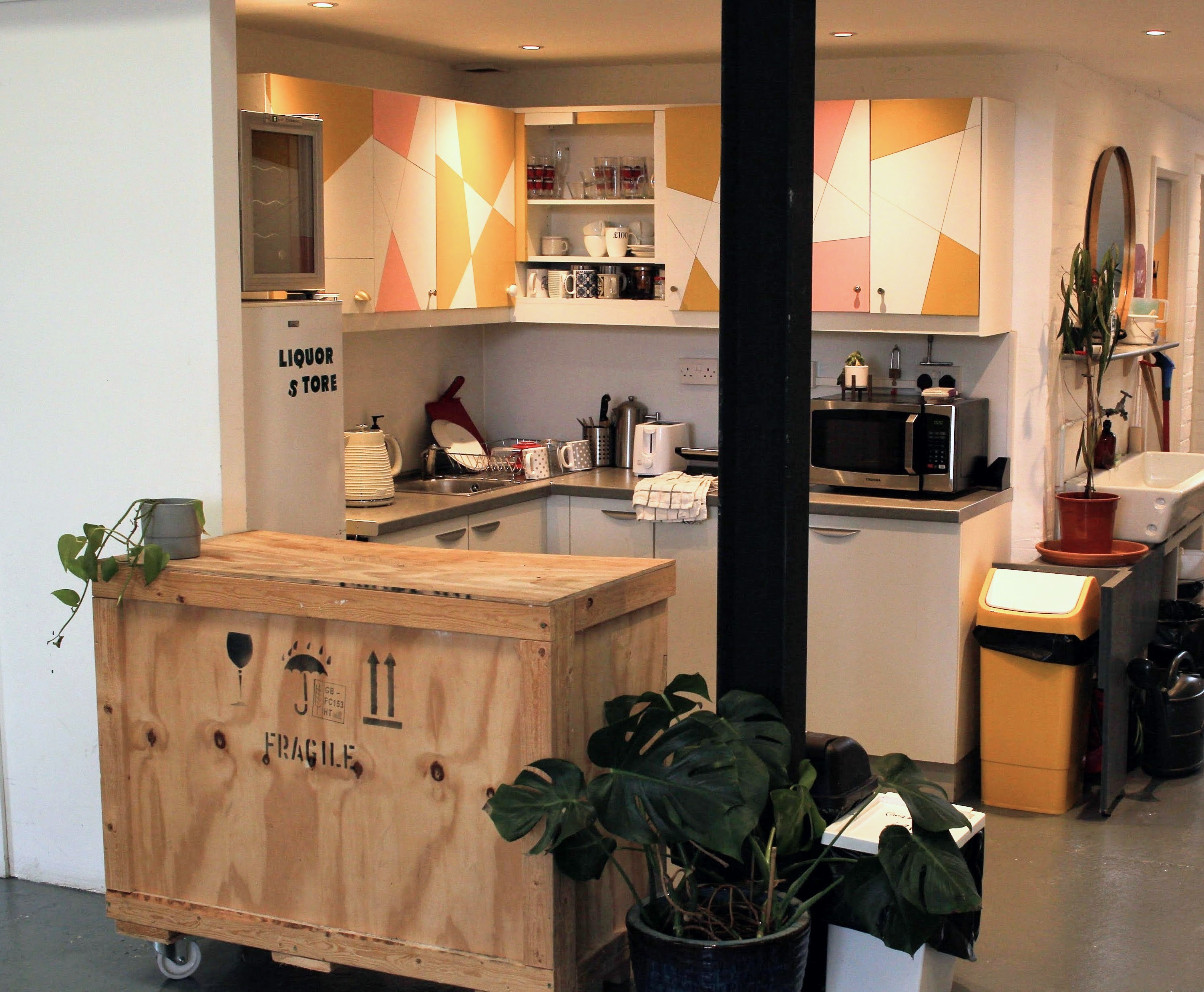 A bright spacious ground floor studio in Tottenham (available to share). Offers friendly community of creatives, bright communal area and a makers' yard (available to use upon a safety induction). Rent includes wifi, regular cleaning in the communal area and all utilities except electricity. Join a network of practicing artists and makers in a supportive, professional environment. photo 2