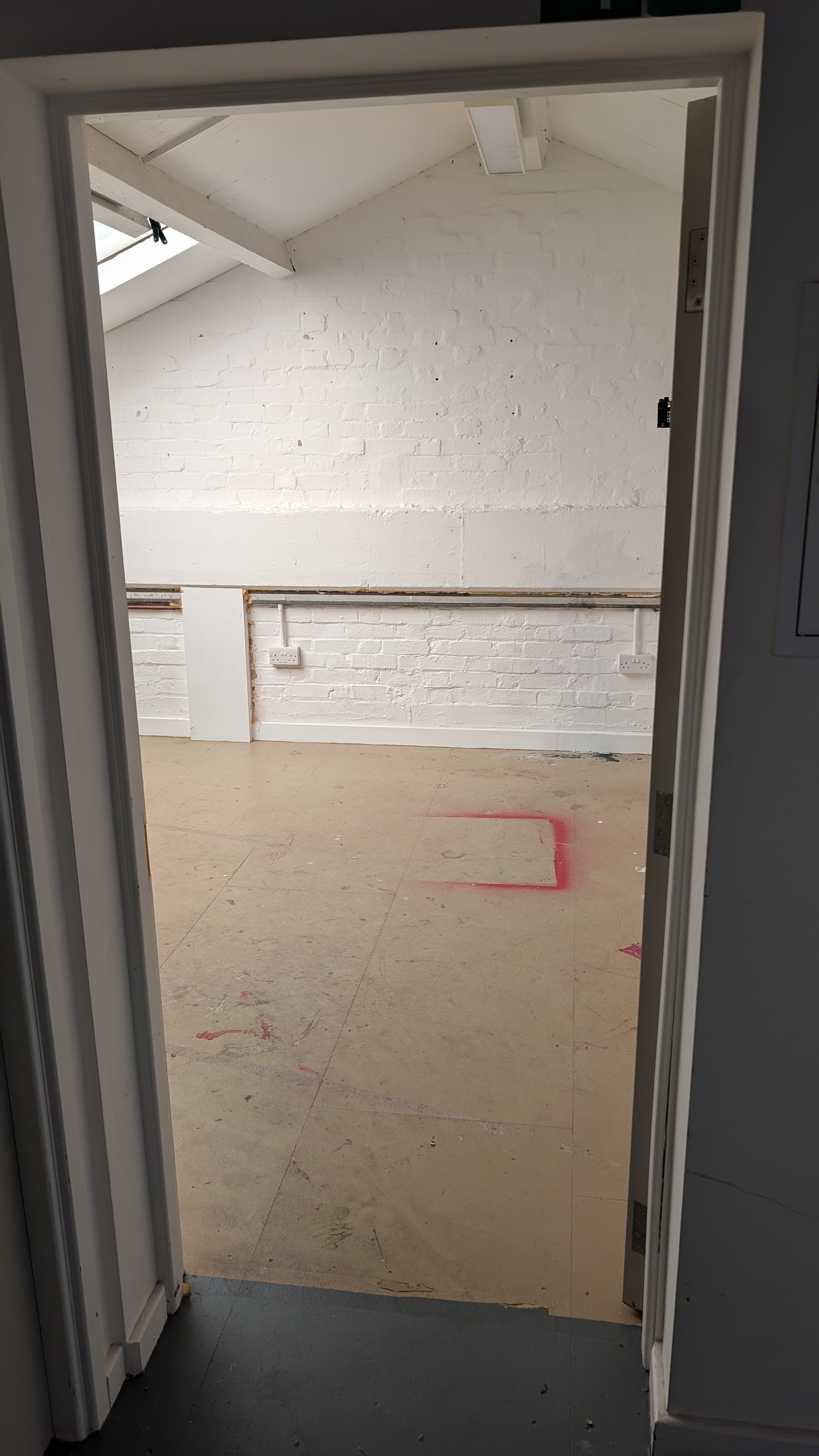 Bright spacious studio in Tottenham photo 3