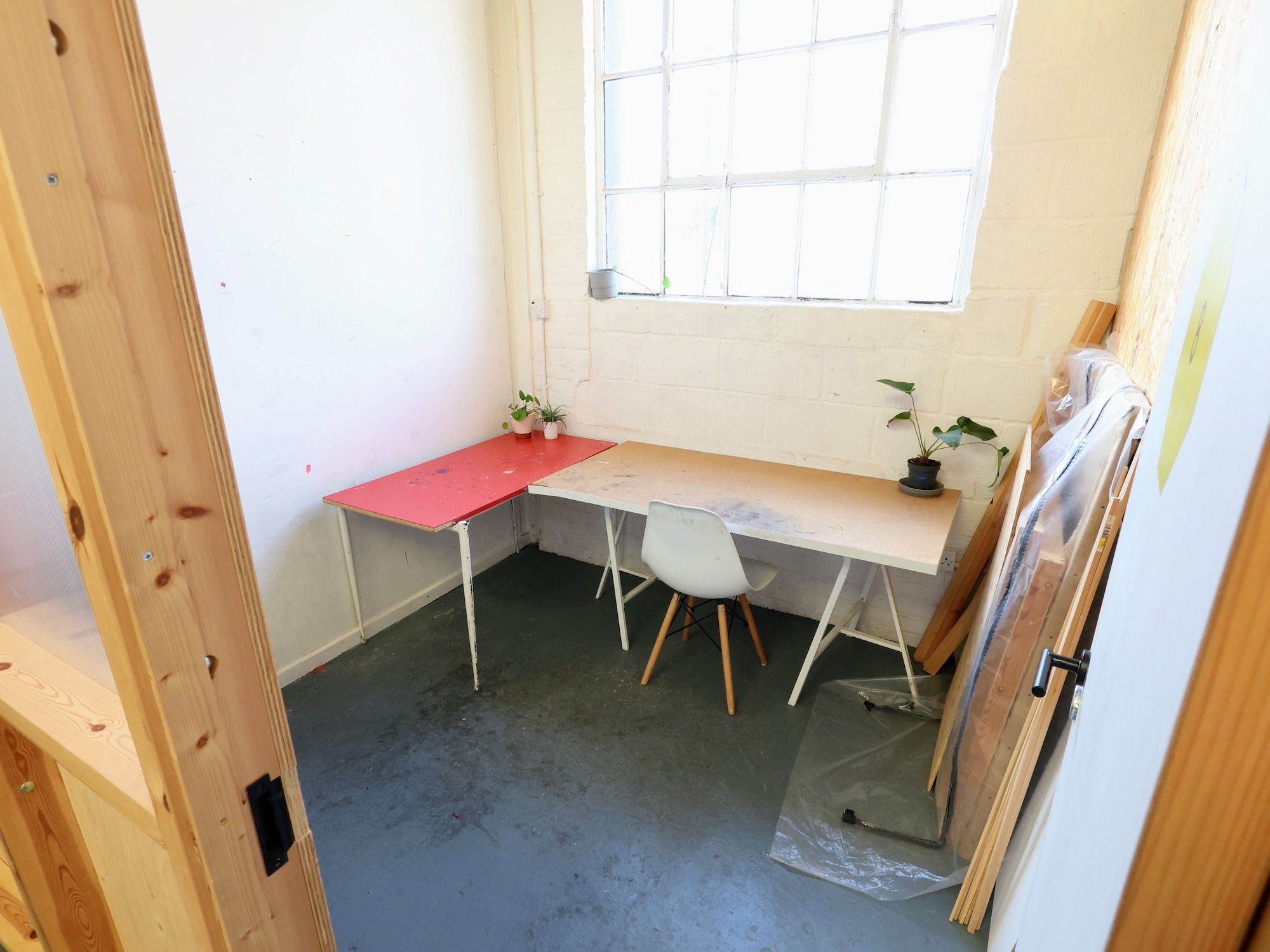 A bright ground floor studio in Tottenham - offers friendly community of creatives, bright communal area and a makers' yard (available to use upon a safety induction). Rent includes wifi, regular cleaning in the communal area and all utilities except electricity. Join a network of practicing artists and makers in a supportive, professional environment. photo 4