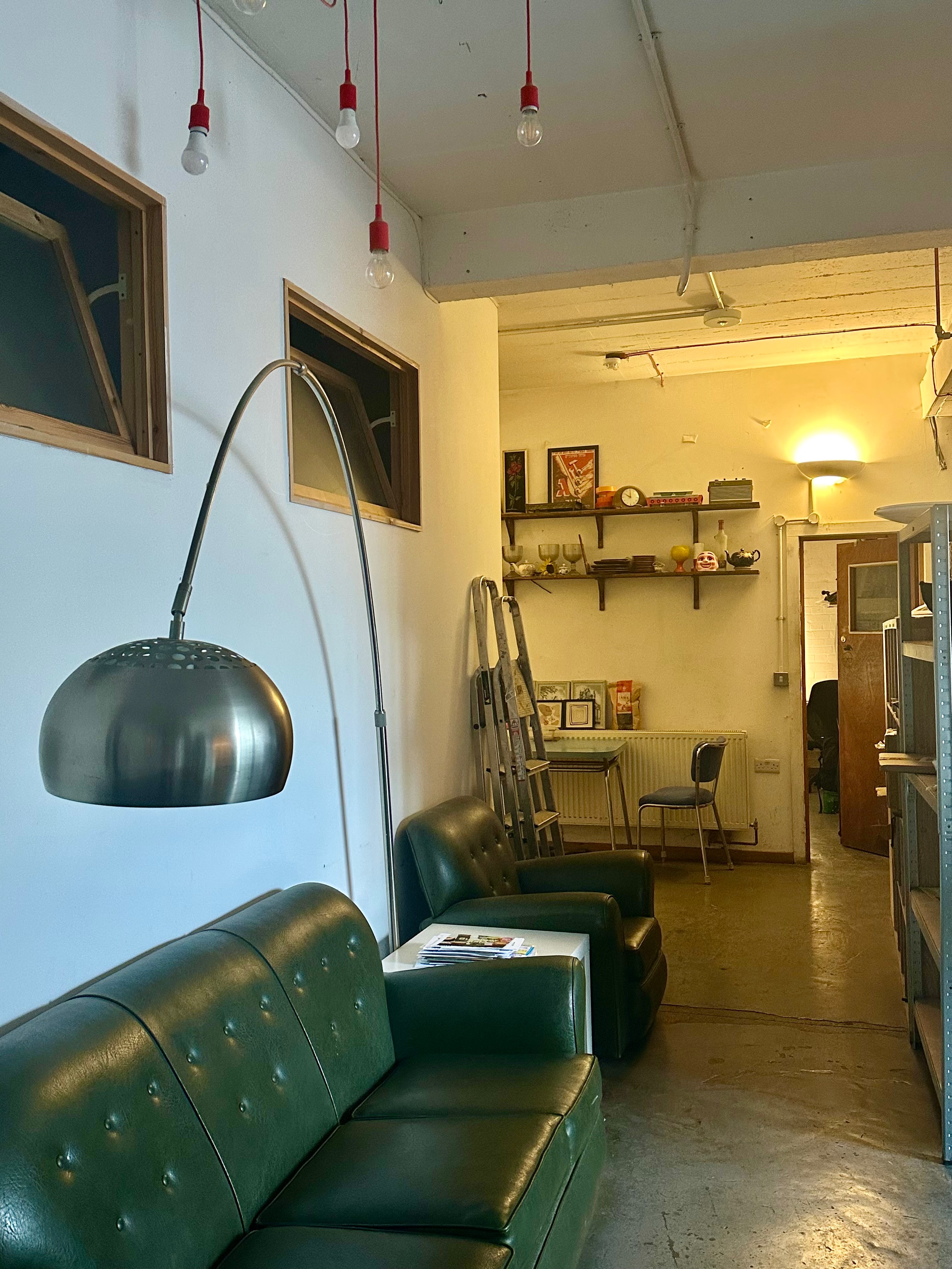 Desk available in shared studio, N15 photo 2