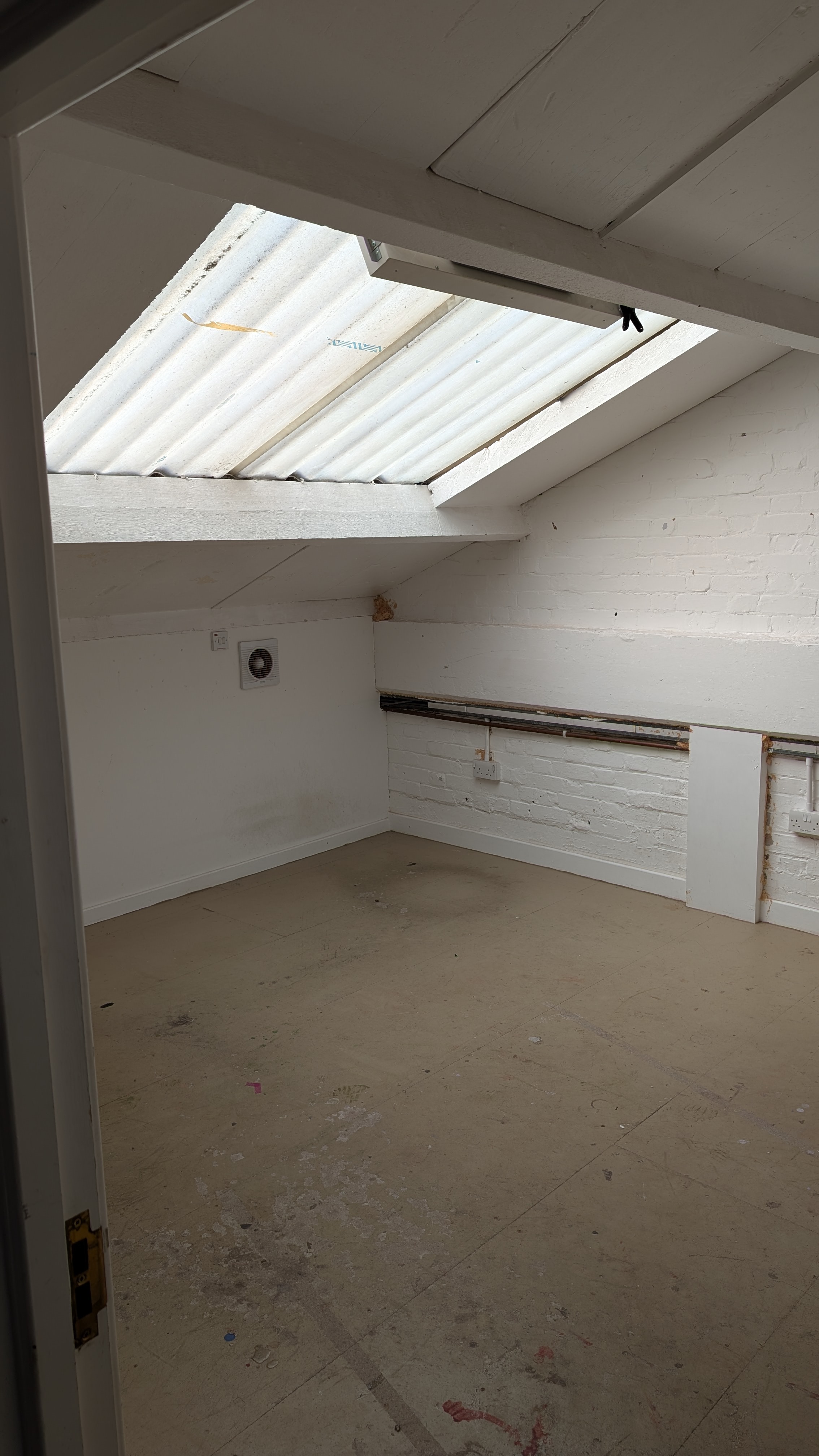 Bright spacious studio in Tottenham photo 4