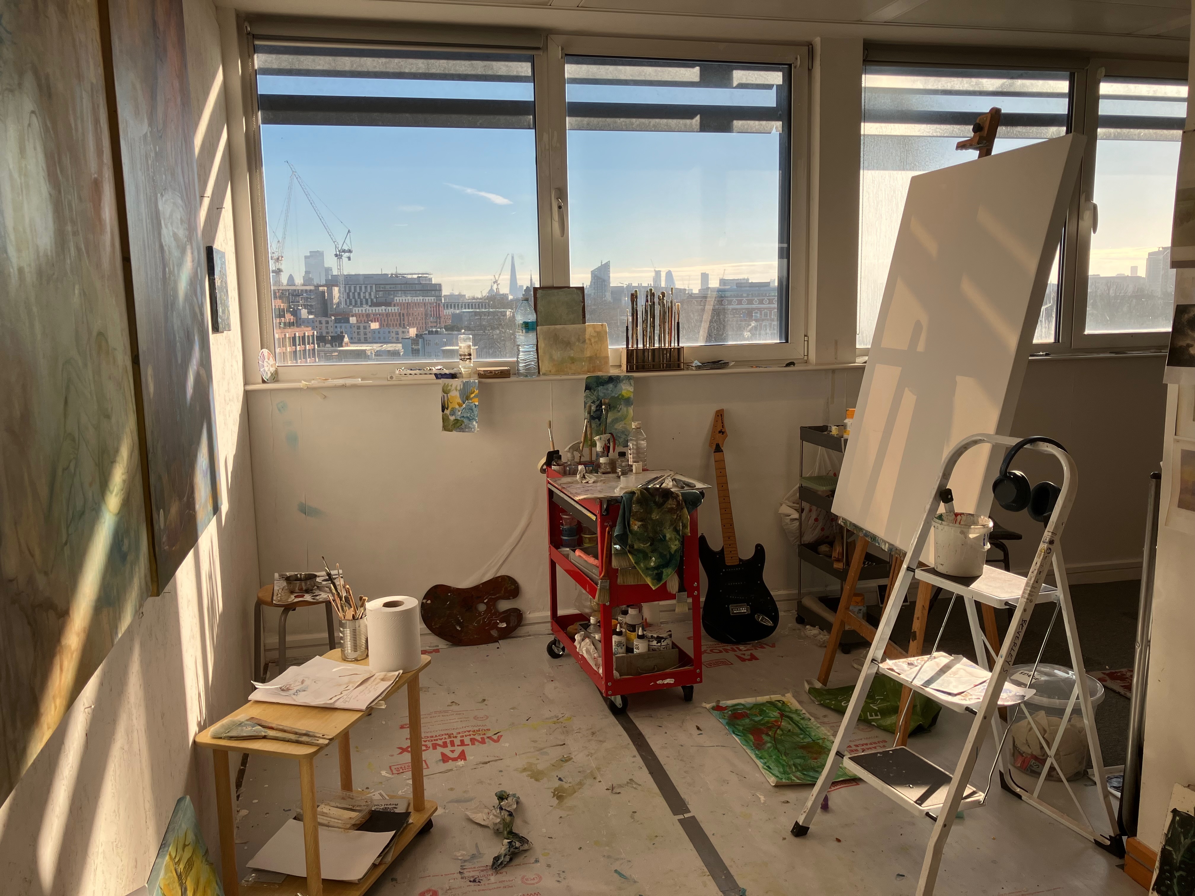 A bright and peaceful artist studio is available to sublet in the heart of Camden for 3+ months, with the possibility to extend. 24hr Access. The studio is filled with lots of natural light, making it an inspiring space to create, and it’s wonderfully quiet, despite being centrally located. You’ll be based in a vibrant building surrounded by a friendly community of fellow artists, perfect for both focus and connection. Move in ASAP. ✨ Flexible options: Half studio: £220 Full studio: £440 ✔️ All bills included photo 3