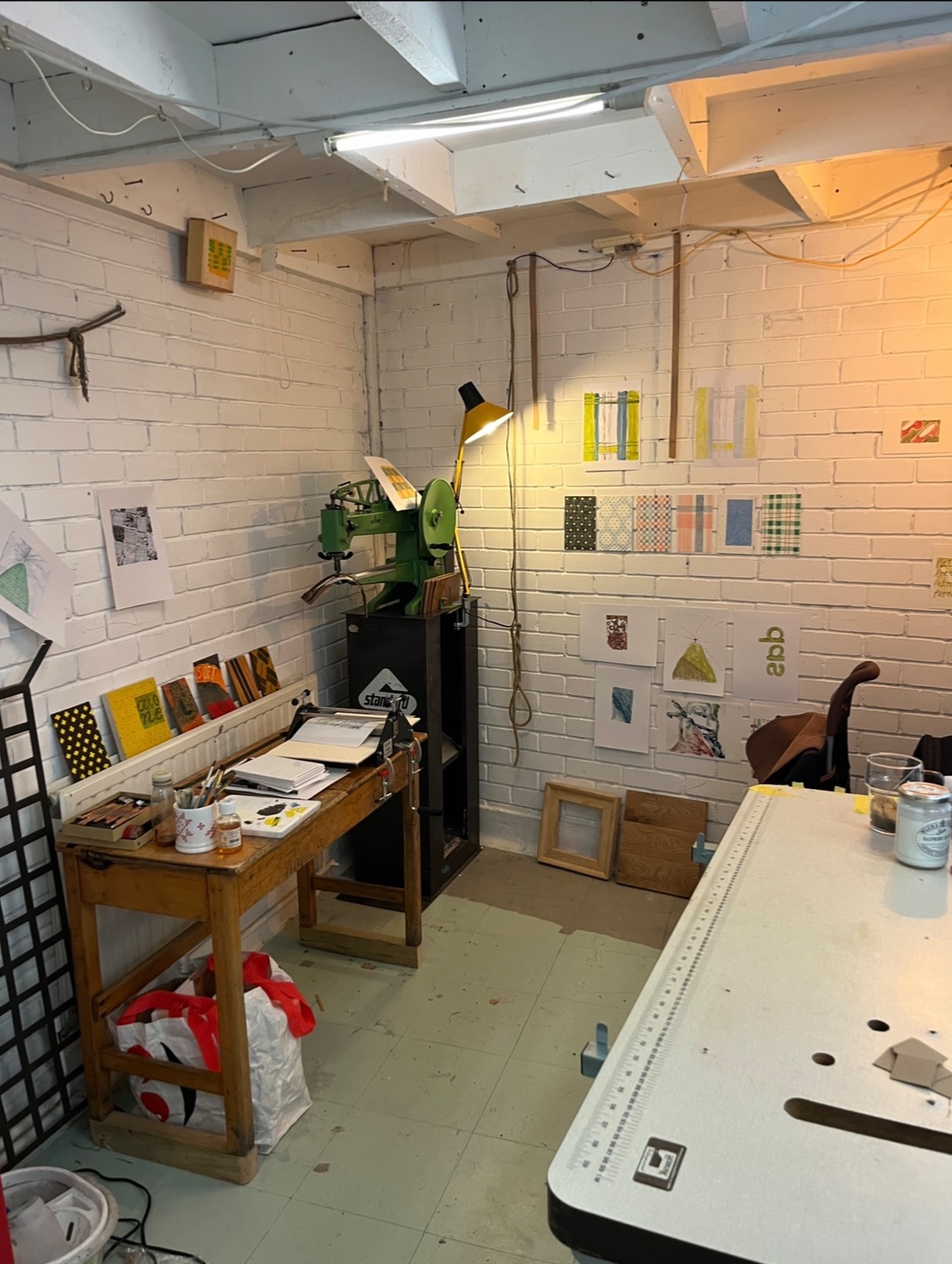 Cosy studio in Finsbury Park, sharing with two artist (painter and sculptor). The space includes big cabinets, heating on all winter, a reception (someone to collect parcels during the week), doorbell with intercom, skylight that can open and close, plugs, shared toilets, inside bike parking and shared kitchen (with fridge, microwave and kettle). £275/m (£825/m split by three people) includes bills. No wifi but you can pay extra for it (we just chose not to). Building open times are 7am - 10pm Monday - Sunday. Within the building there are artists, jewelry, architects, photographers and small businesses. It’s about a 10 minute walk from Finsbury Park station. Any questions or if you’d like to see the spaces email myself, Alice! photo 3