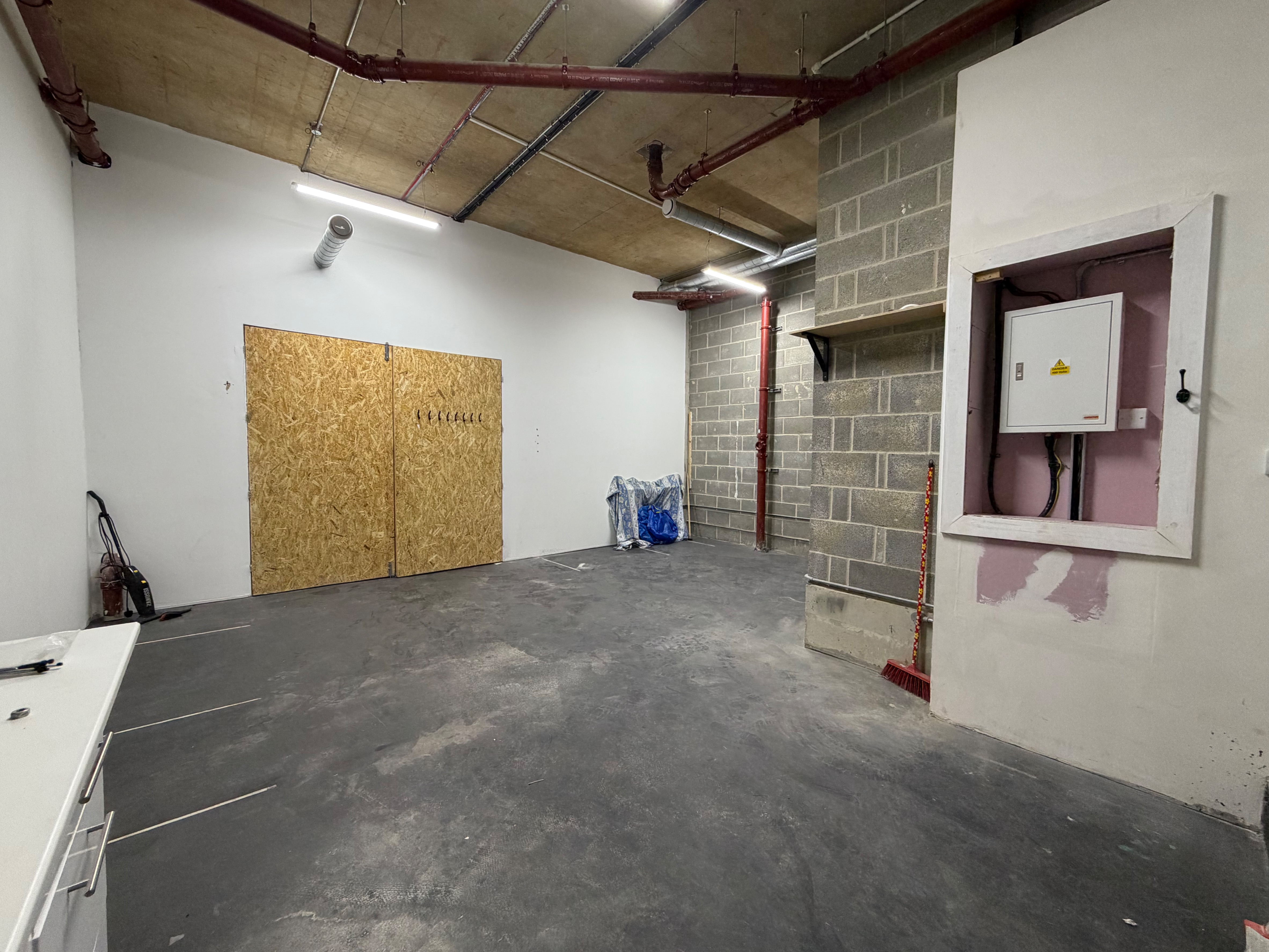 440 sqft, 5m high ceiling studio on ground floor, 3 min walk from Hackney Wick Station in East London