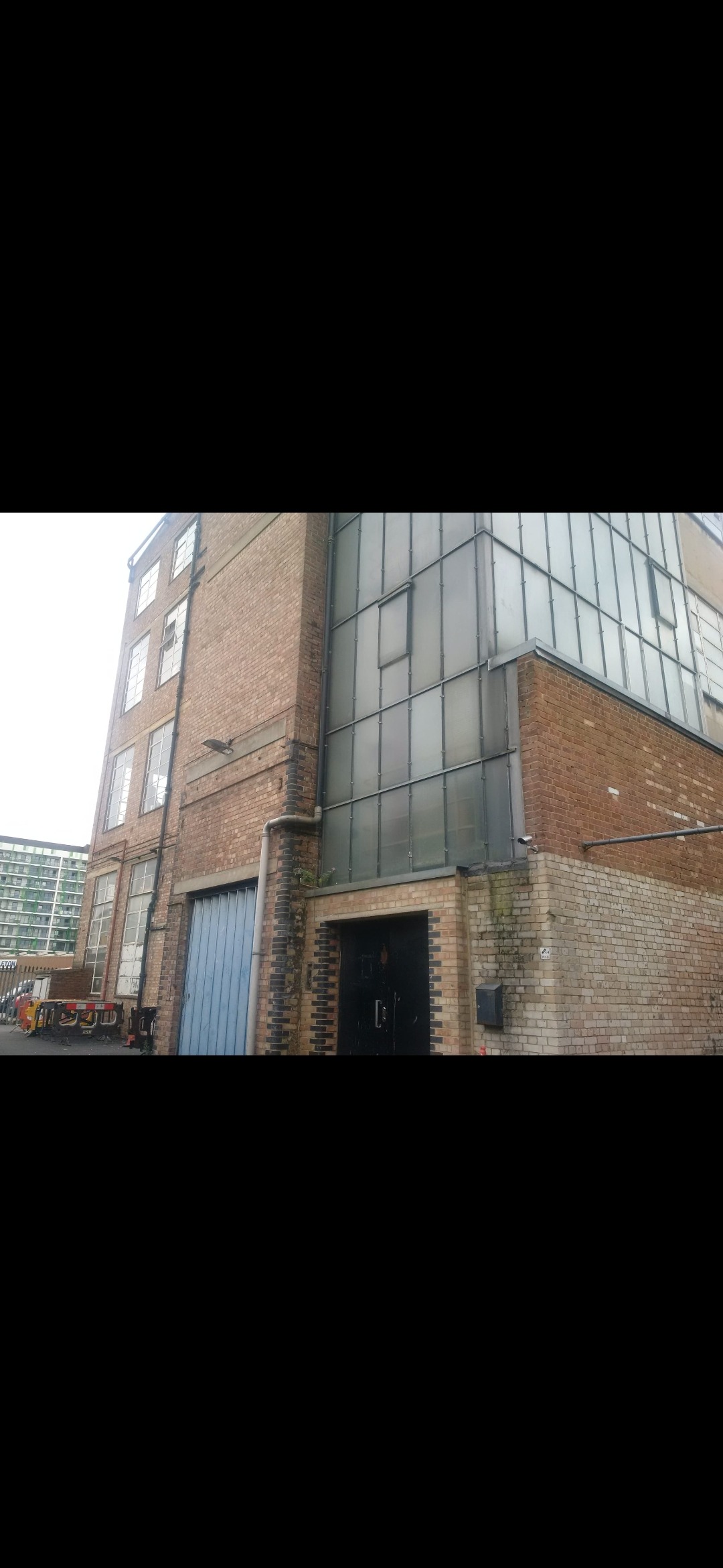 3rd floor, A bright, self contained space/ heating & wifi please contact Uzma in East London